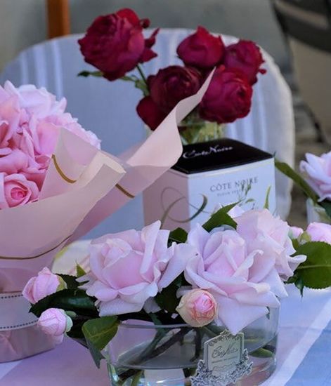 Розовый букет роз в прозрачной овальной вазе, Cote Noire