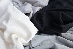 СЕРЫЙ - Фактурный трикотаж с геометрическим узором (1373 Маша) (к1 стрела от кромки 25см + испачкан местами)