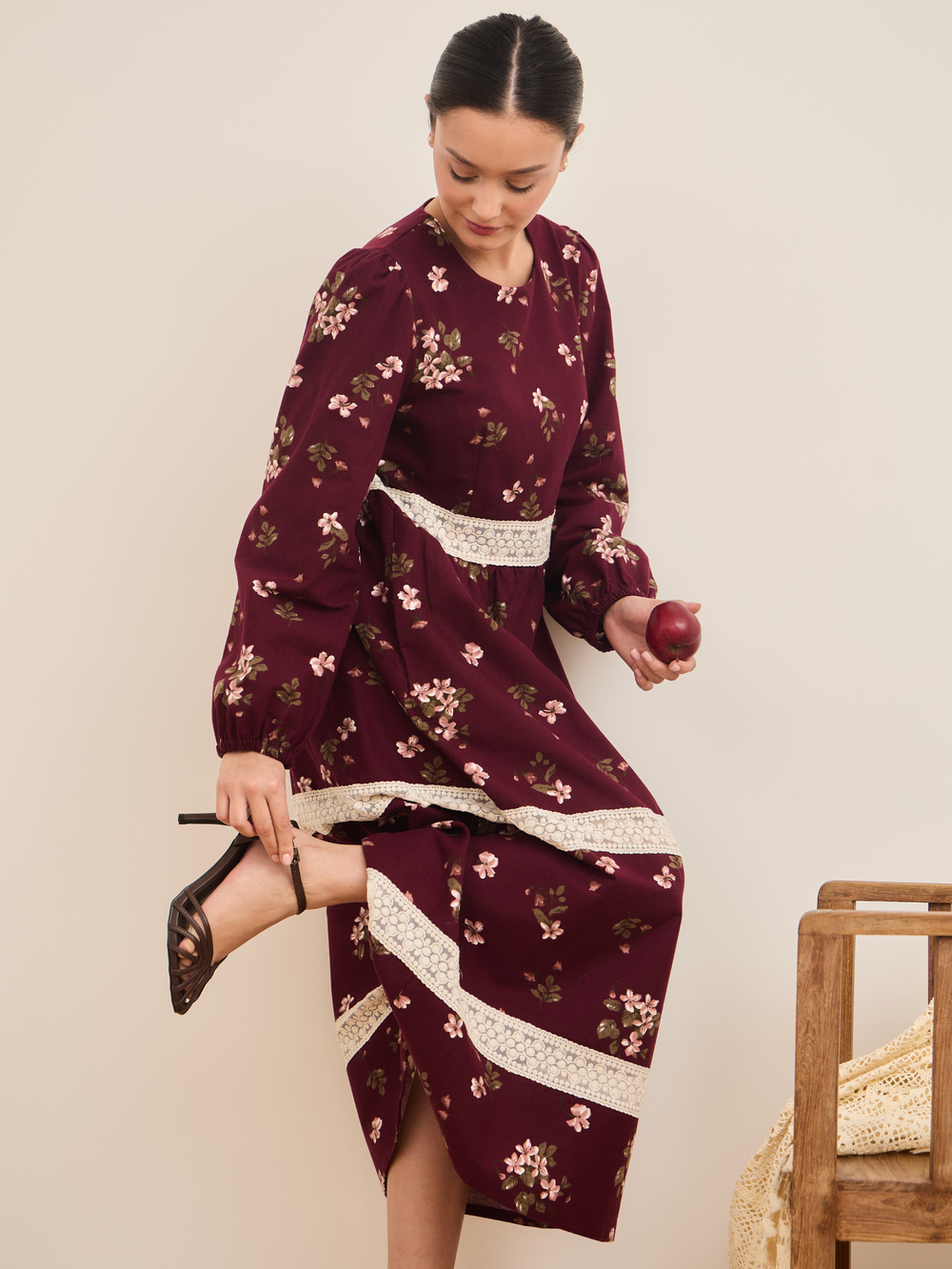 Платье с кружевными вставками