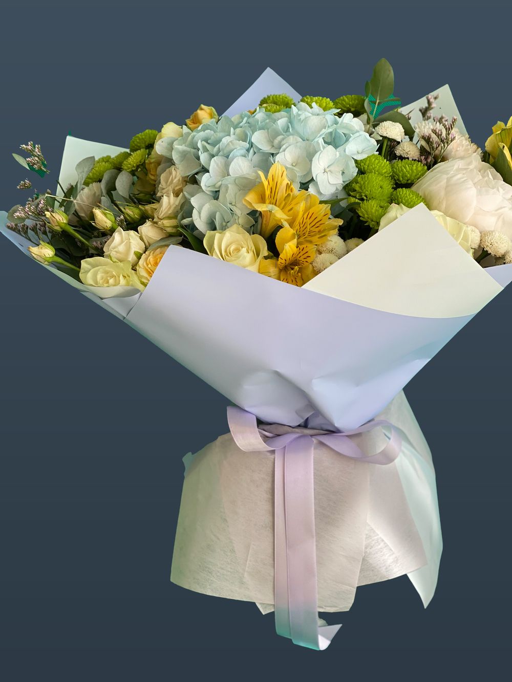 Букет с голубой гортензией