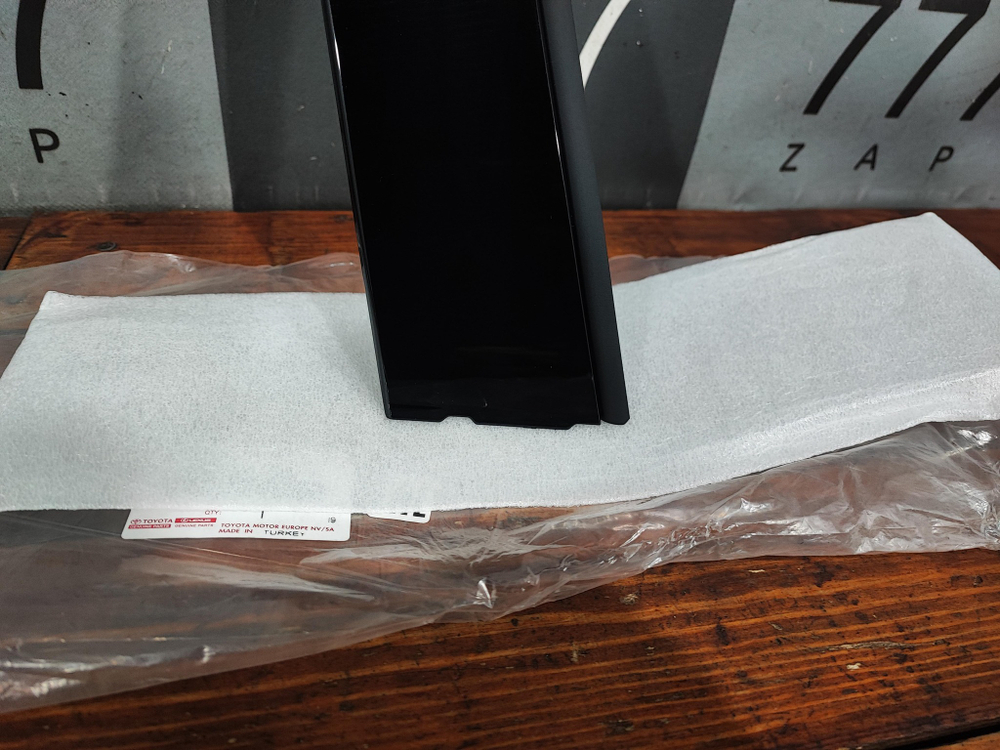 Накладка двери задней правой Toyota C-HR Новая Оригинал 75075F4020