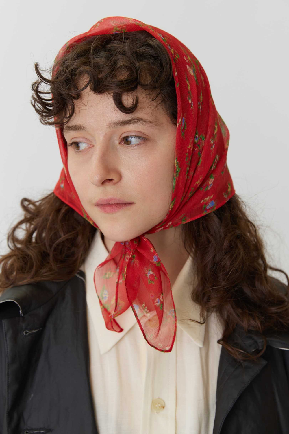 Косынка из шелка красная в цветочек