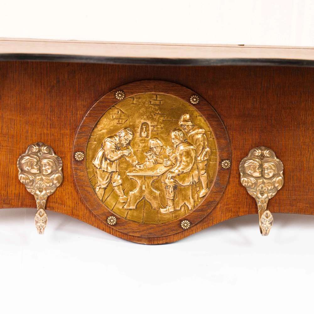 Настенная вешалка с латунной вставкой в классическом стиле