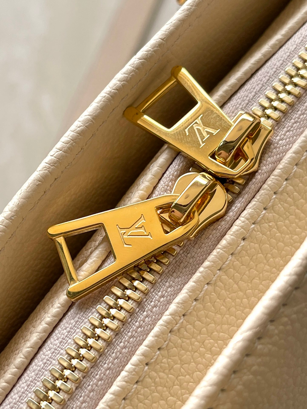 Louis Vuitton Onthego East West