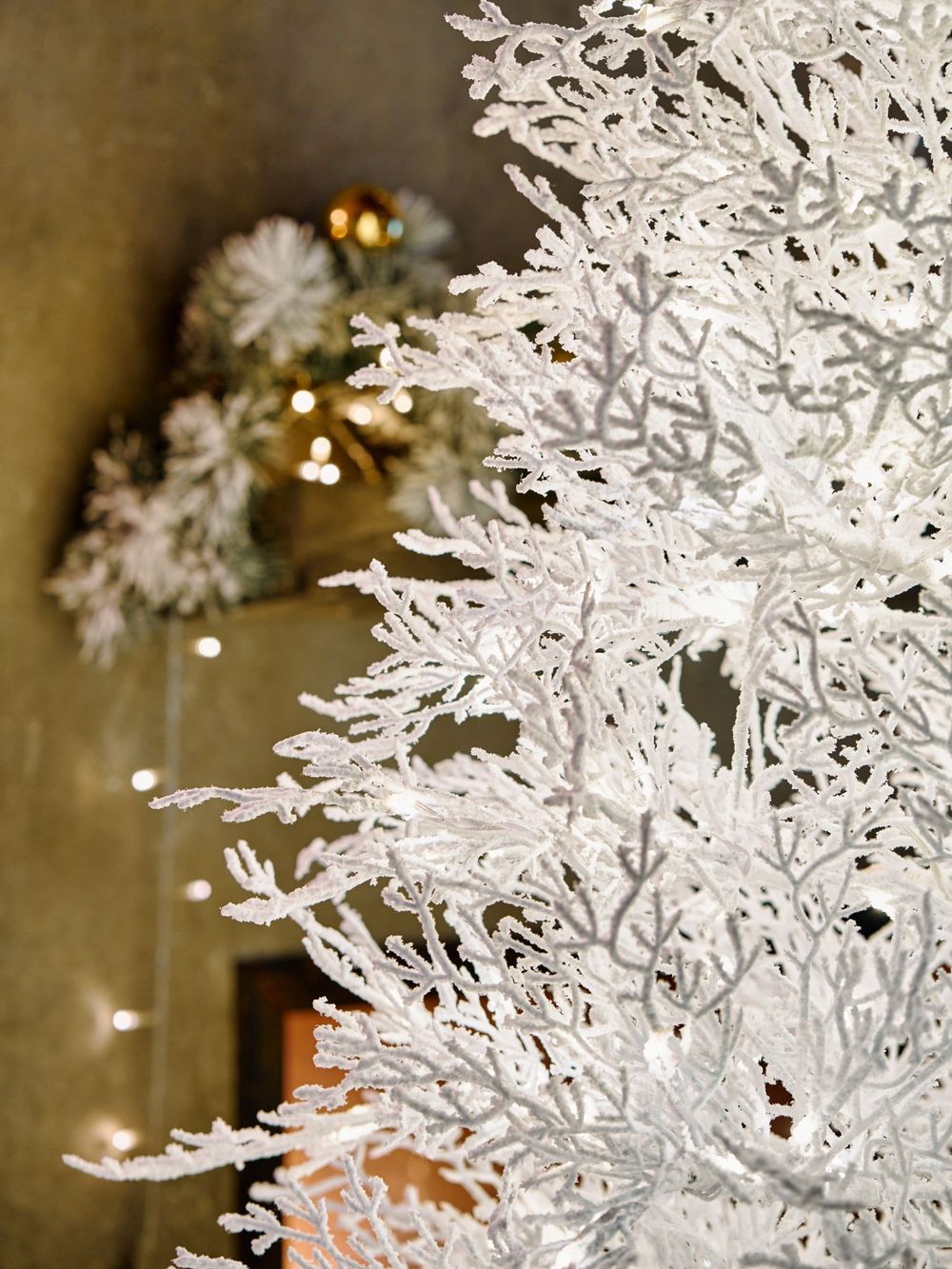 Искусственная белая елка с гирляндой встроенной «Normandia» Нормандия (коралловые ветки) от 2,1 м до 2,4 м