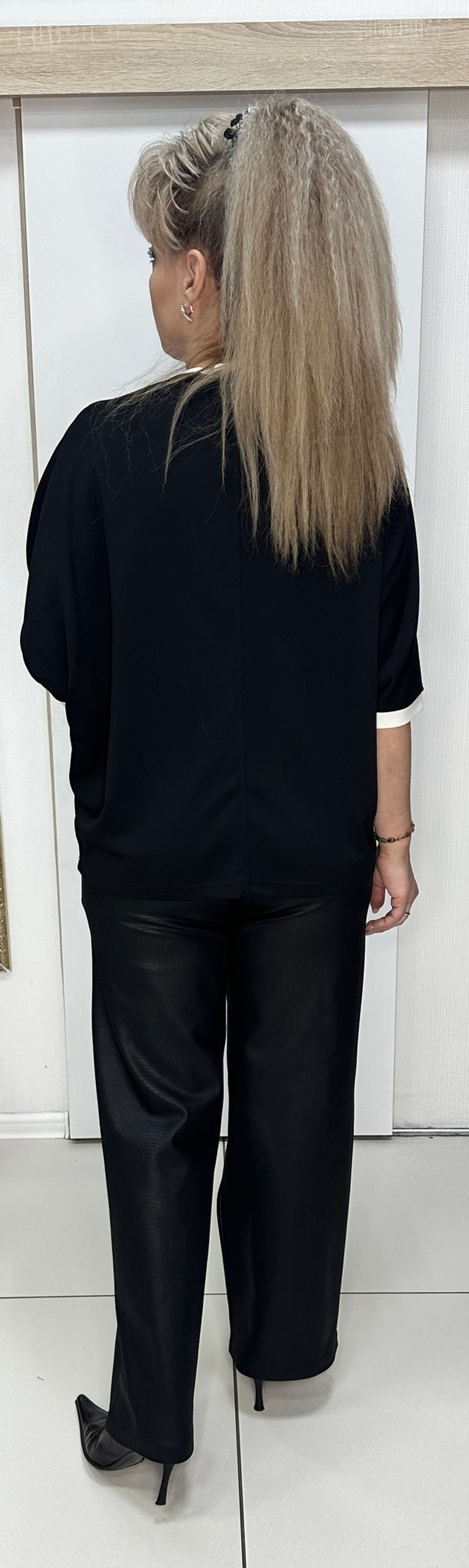 Нарядный черный джемпер с 2 белыми стразовыми цветами