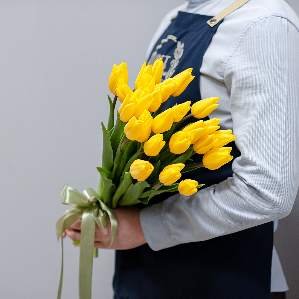 Желтые тюльпаны под ленту