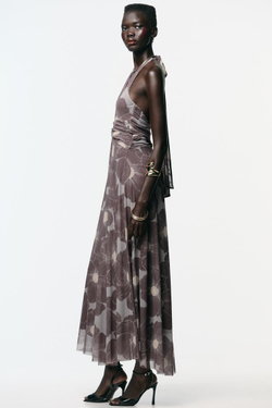 ZARA ДЛИННОЕ ПЛАТЬЕ ИЗ ТЮЛЯ С ПРИНТОМ И ВЫРЕЗАМИ, СЕРО-КОРИЧНЕВЫЙ