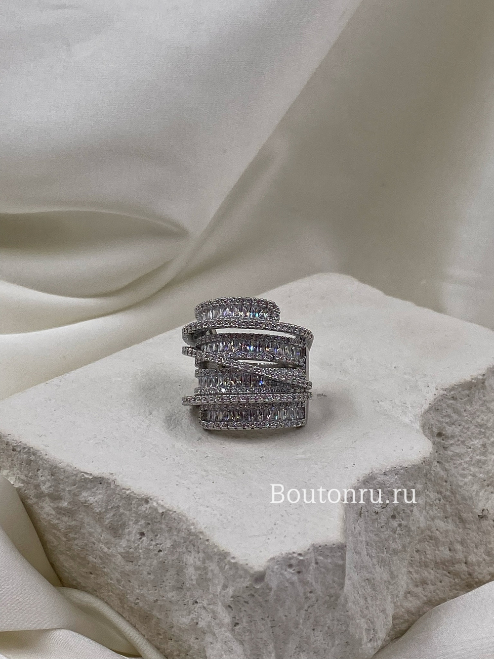 Кольцо многослойное серебряное с декоративными камнями