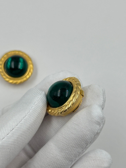 Накладка на пуговицу с зелёным кабошоном