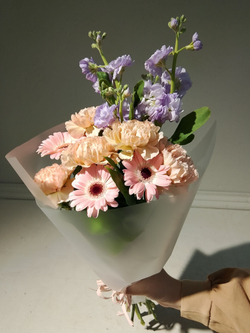 Летний солнечный букет с танацетумом и ароматными пионами Сара Бернард (С0034)