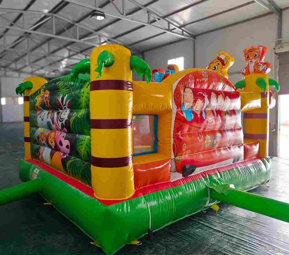 Коммерческий надувной батут «Сафари-экскурсия 2» 4x3.5x2,5 м