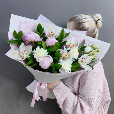 Авторский букет с пионами и орхидеями