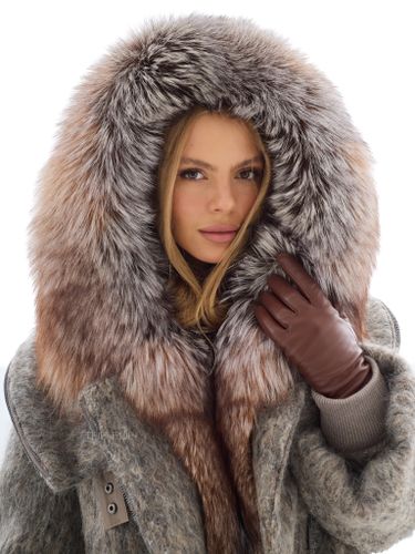 Шоколадный пуховик из шерсти с капюшоном и мехом лисы