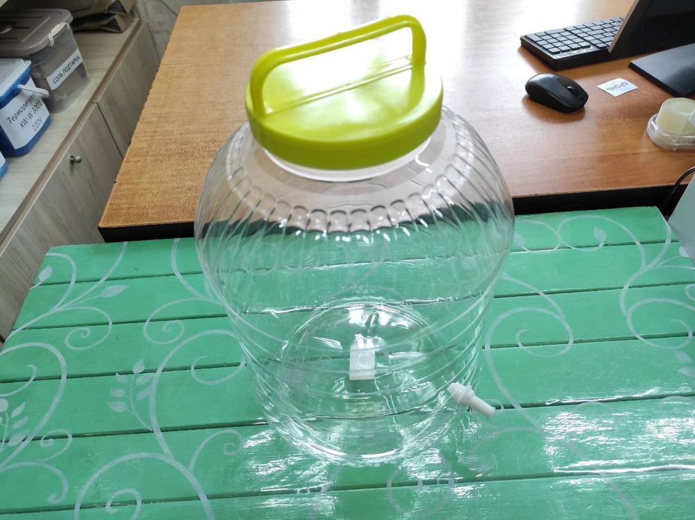 Бак 10 л со штуцером (прозрач.)