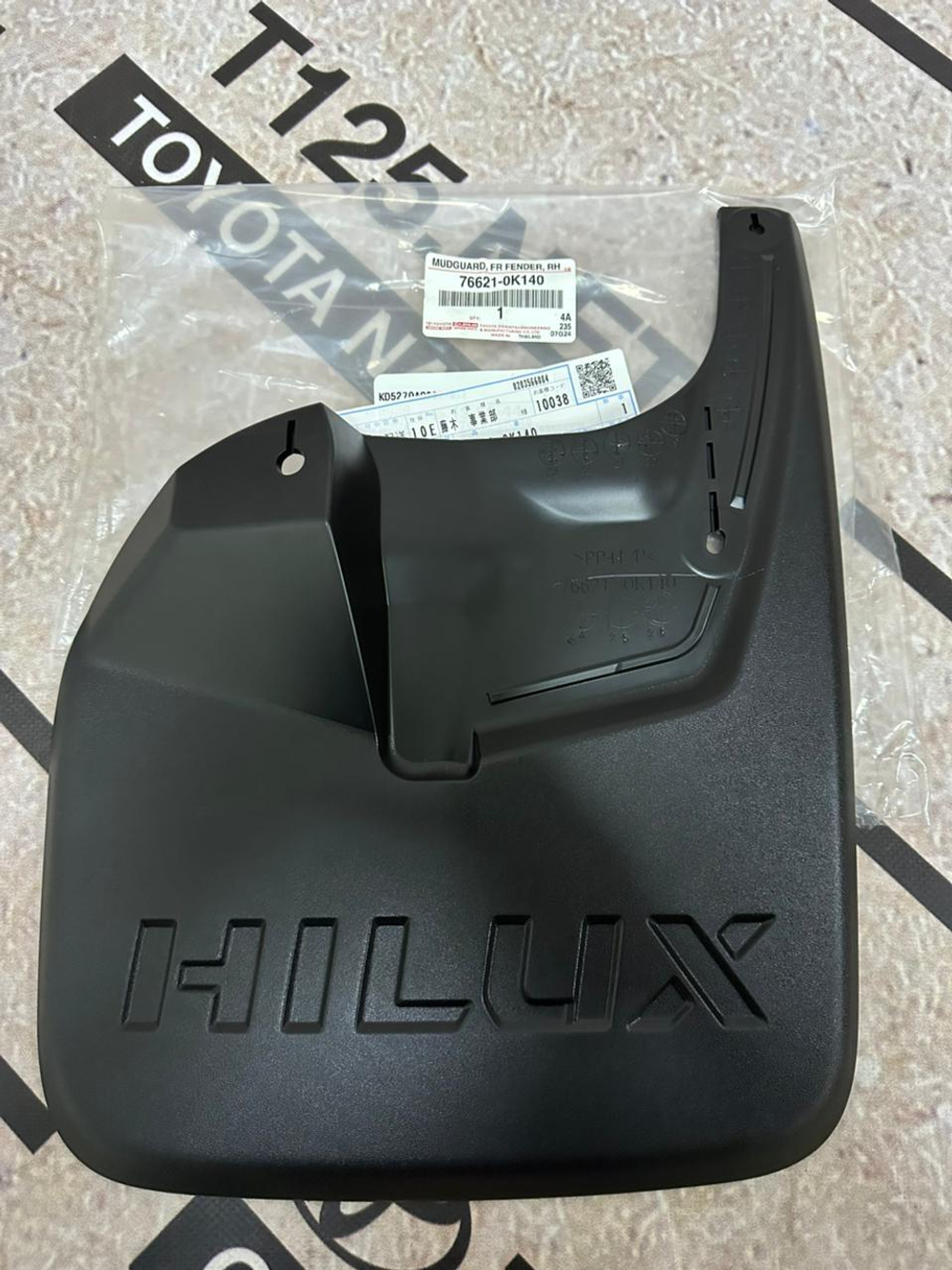 Брызговик передний Toyota Hilux RH 766210K140
