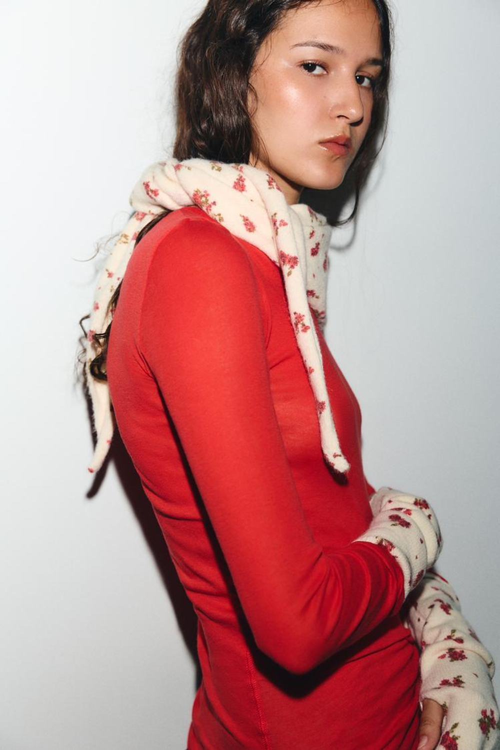 ZARA ТРИКОТАЖНАЯ БАНДАНА С ЦВЕТОЧНЫМ ПРИНТОМ, ЭКРЮ