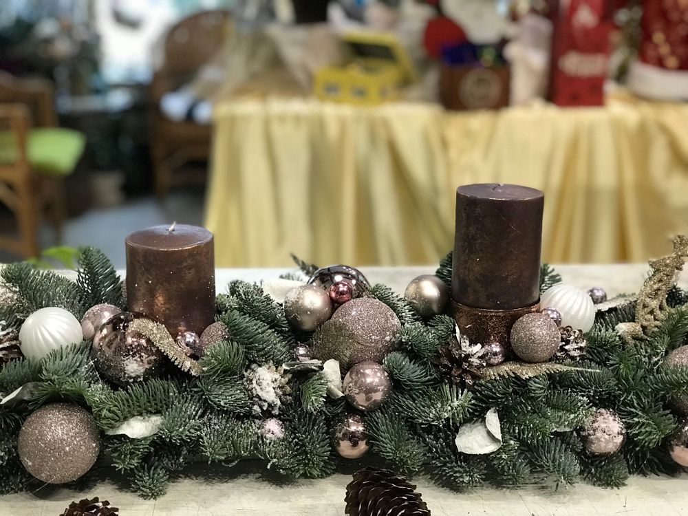 Новогодняя композиция на стол с свечами. и украшениями
