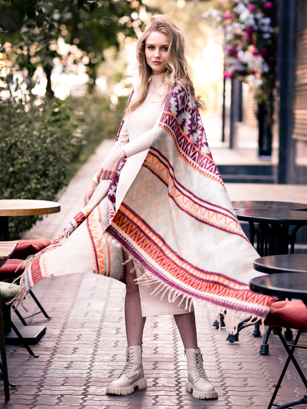 Теплый палантин с орнаментом