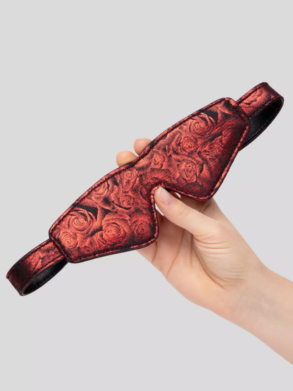 Двусторонняя красно-черная маска на глаза Reversible Faux Leather Blindfold (Цвет: красный с черным)