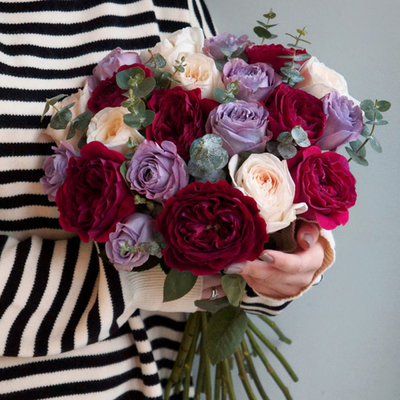 48. Чернично-малиновый букет роз