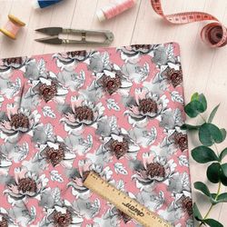 Ткань флис раскрывшиеся сероватые цветы