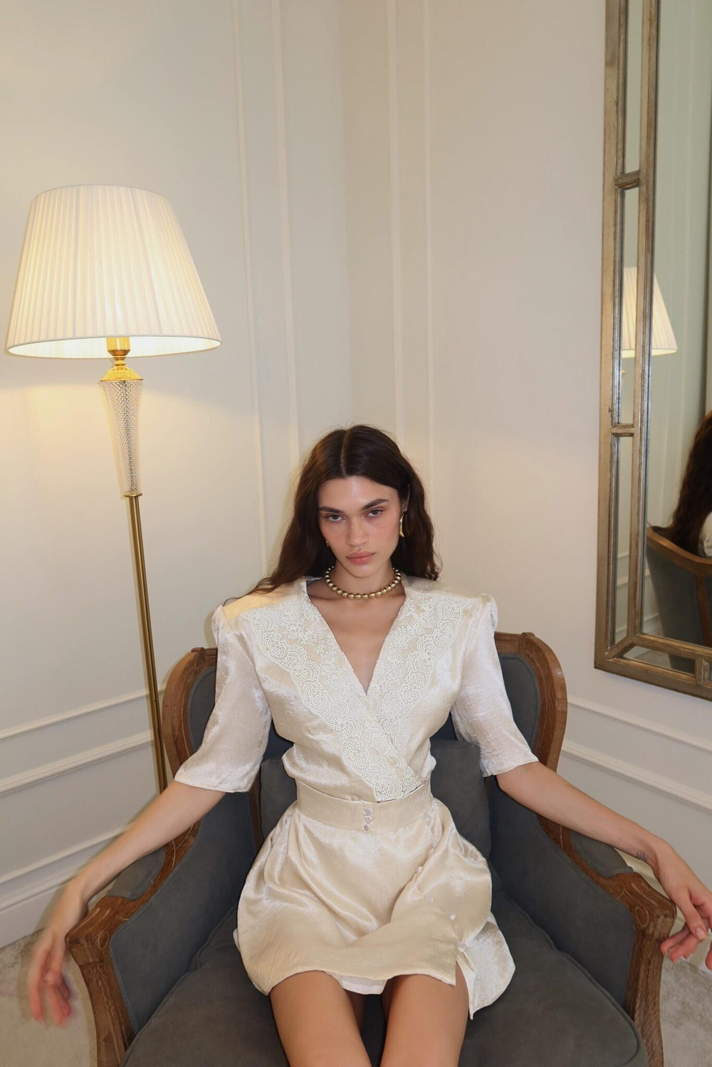 Платье мини с кружевом и поясом