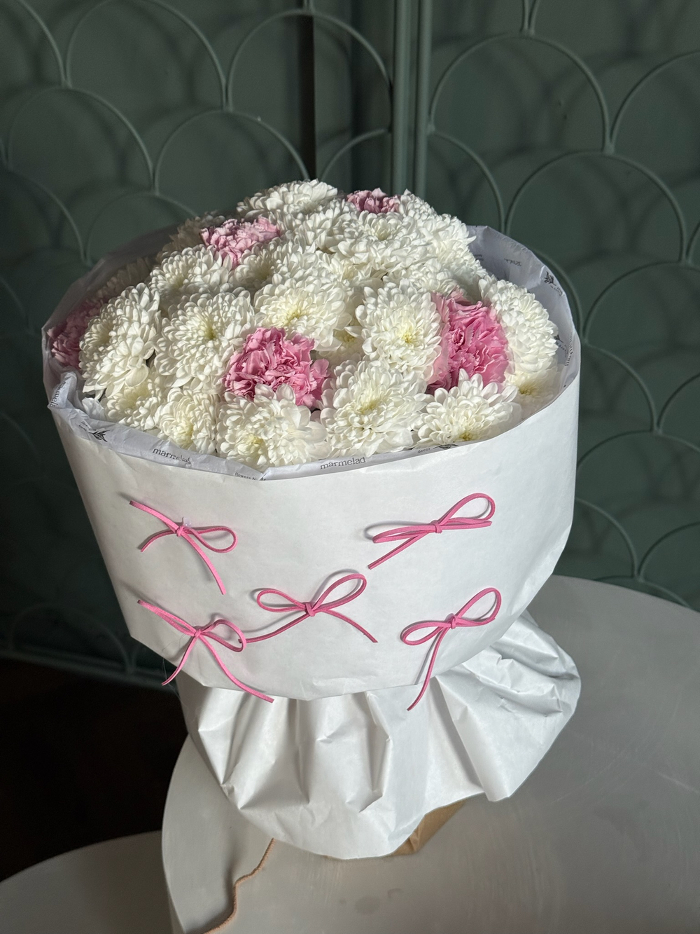 Букет из диантусов и хризантемы