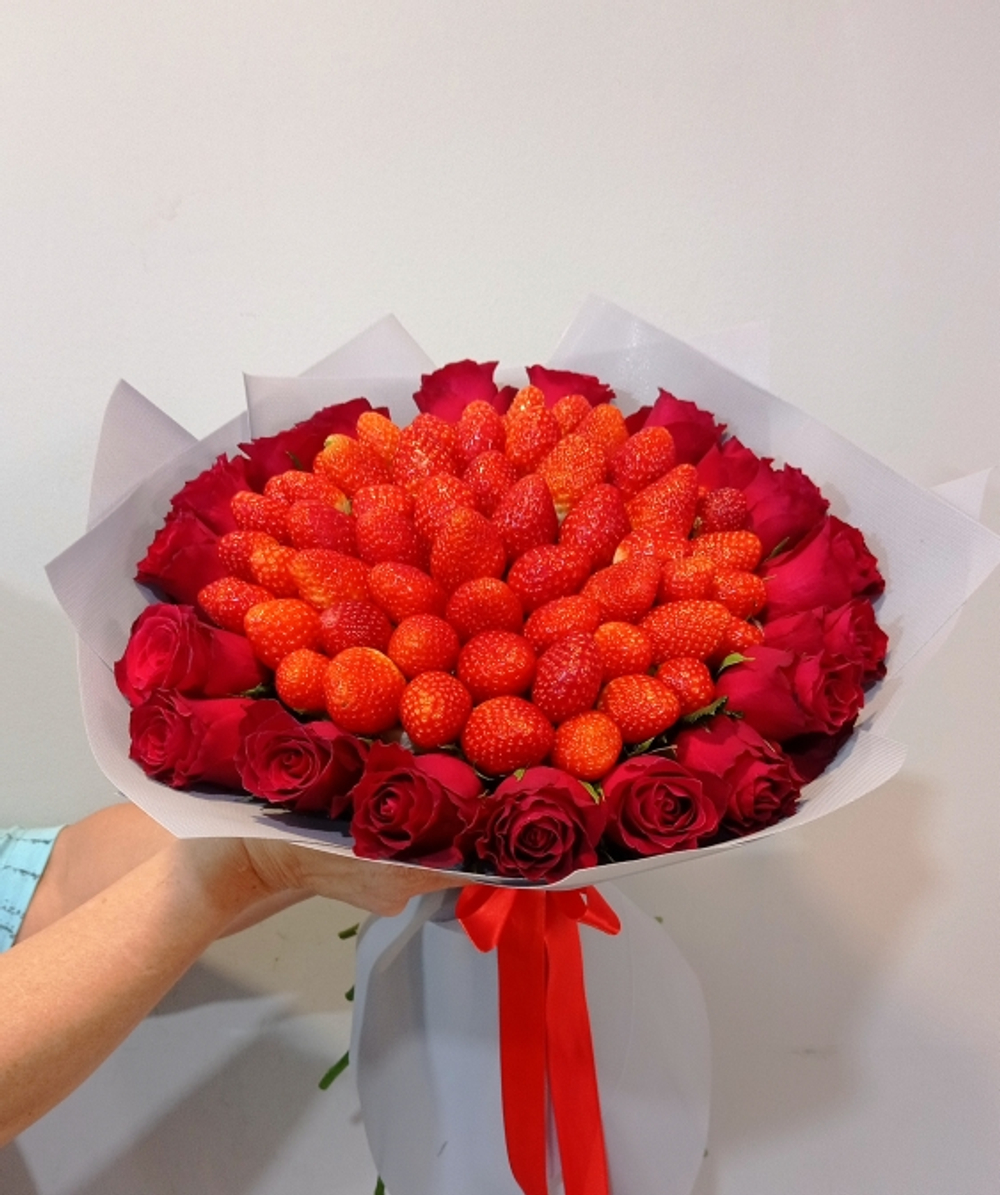 Букет с клубникой и розами