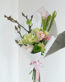 Букет с ветками магнолии, розами Вегги, нерине, орнитогалумом и ранункулюсами