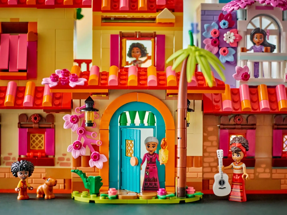 Конструктор LEGO Disney 43245 Волшебный дом семьи Мадригаль
