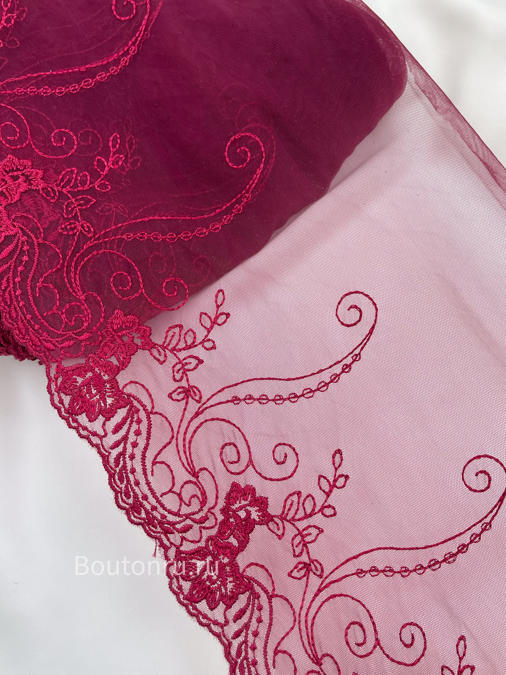 бордовое кружево