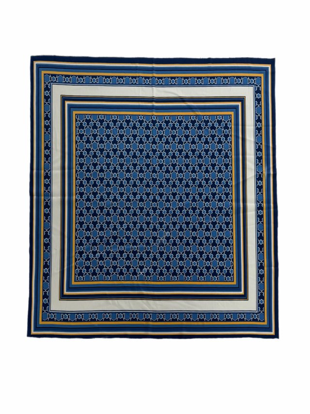 Платок из шелковистой ткани