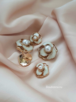 Пуговицы в форме розы с жемчужиной и молочной эмалью золотистые