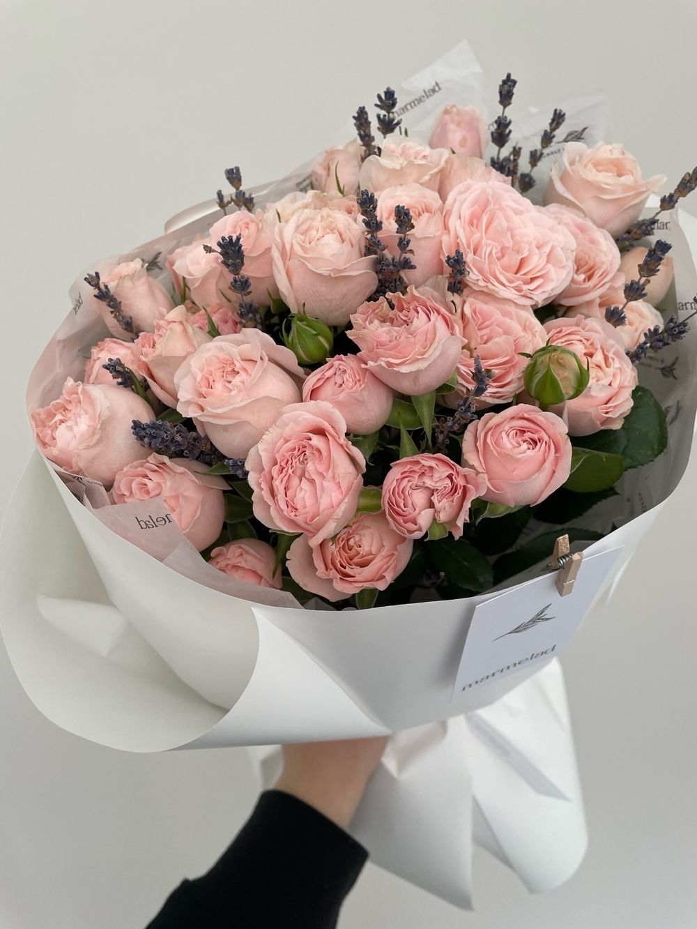 Авторский букет из пионовидных роз с лавандой в оформлении