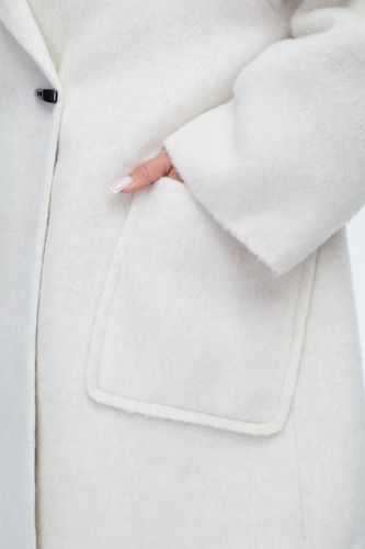 Укороченное пальто с шарфом в молочном цвете