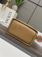 Женская сумка Loewe Squeeze Medium коричневого цвета