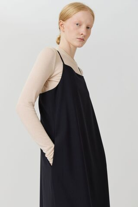 Платье на бретелях из тонкой темно-синей шерсти макси