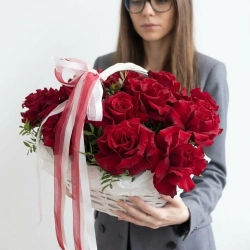 Цветочная композиция из 15 роз в корзине.
