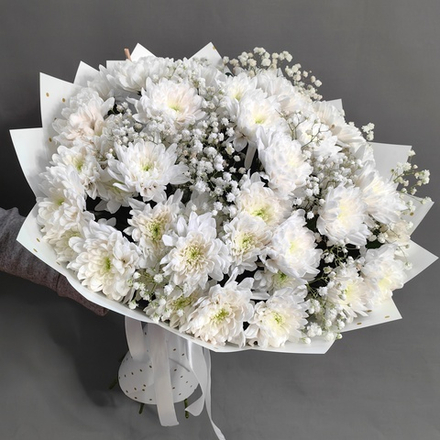 Букет из 7 кустовых хризантем сорта "Baltica white" с гипсофилой
