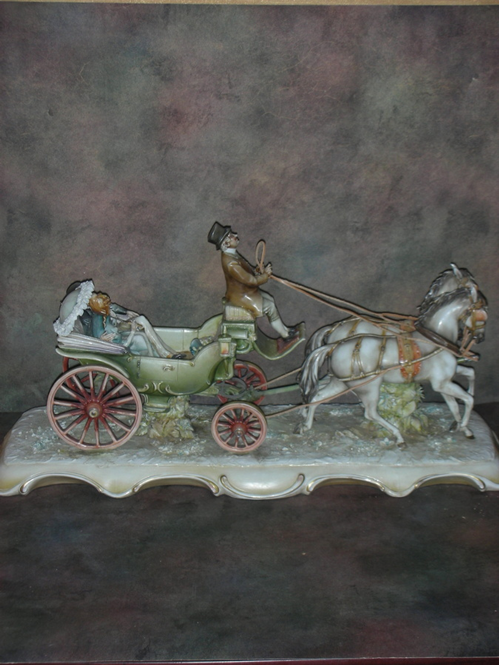 Статуэтка. Фарфор. Аллея влюблённых. Capodimonte. Италия
