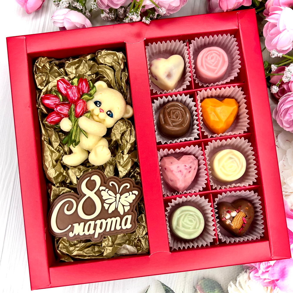 Шоколадный набор "С 8 марта. Мишка с тюльпанами": шоколадка-надпись, фигурка и 8 конфеты ручной работы