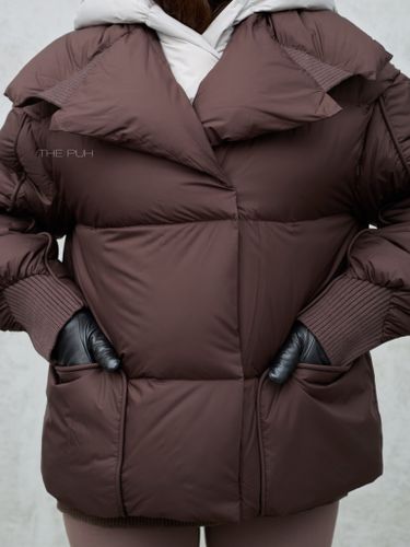 Укороченный пуховик шоколадного цвета с серым капюшоном