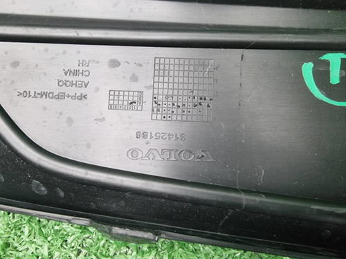 Решетка переднего бампера RH Volvo XC60 2 (17-21)
