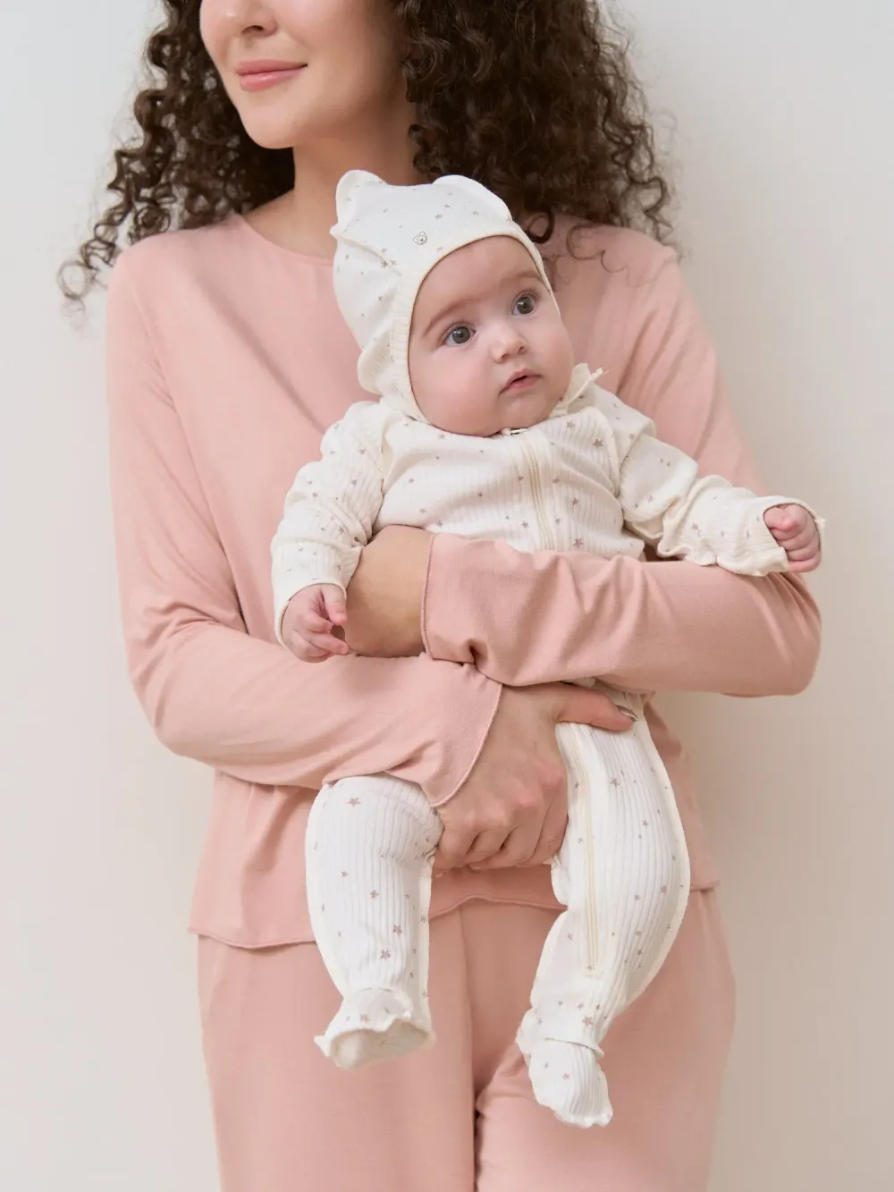 Слип с закрытой ножкой "Бежевые звезды" 0+