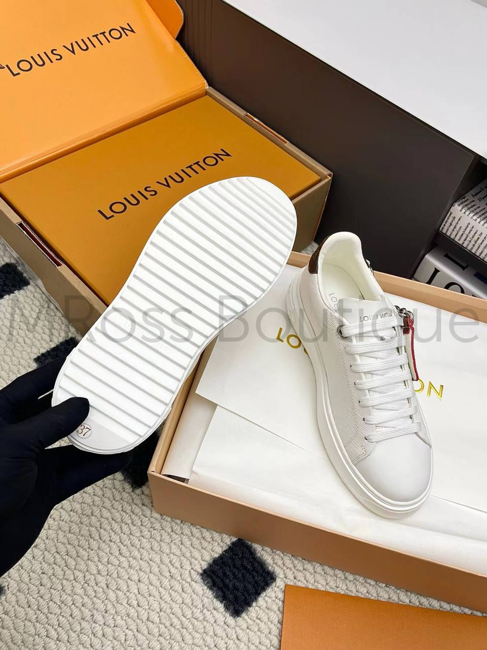 Женские кеды Louis Vuitton Time Out в белом цвете с цепью