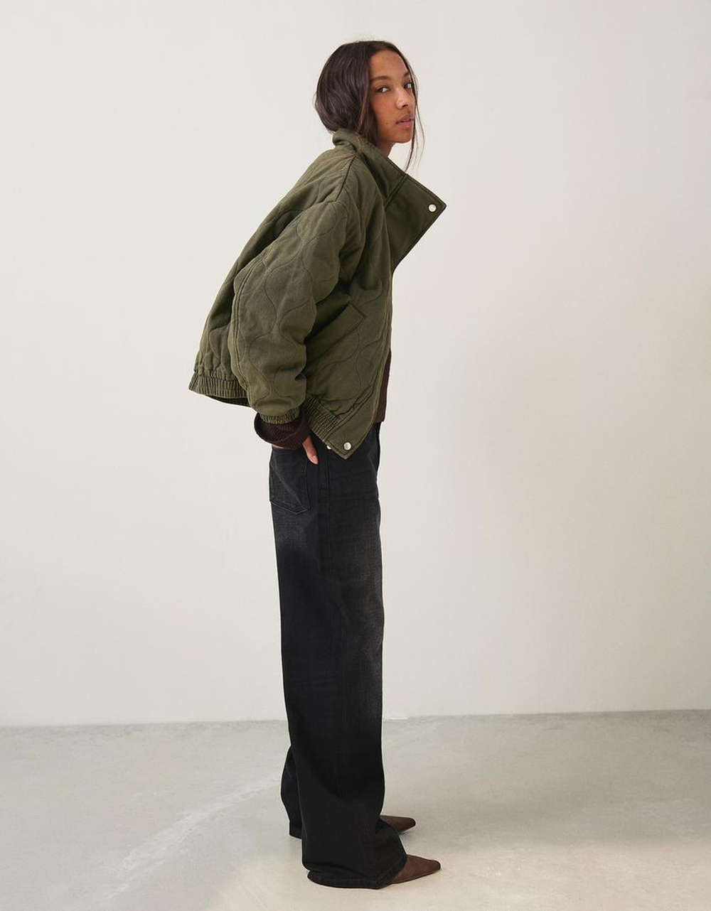 BERSHKA Стеганый бомбер, хаки