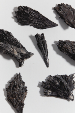 Черный Кианит