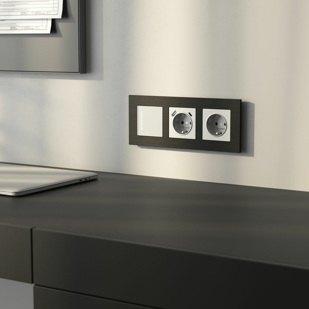 Рамка на 3 поста AluMax (черный алюминий)