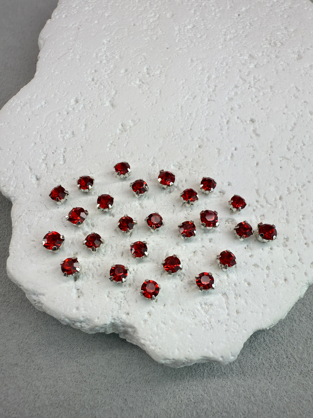 Шатоны 4 мм, Красный в серебре, 25 шт